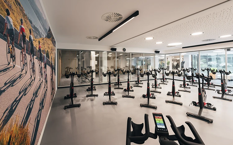 Cyclingraum mit vielen Cyclingbikes im Fitness Center Theresienhöhe.