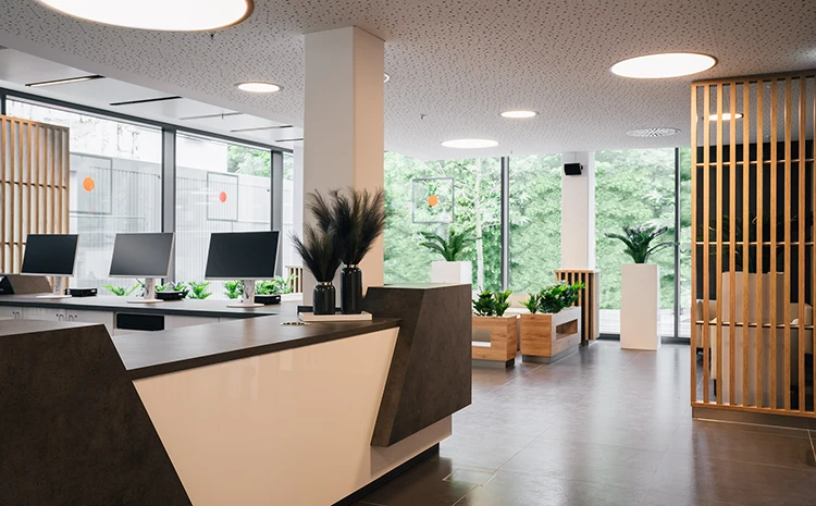 Empfangsbereich im Fitness Center Theresienhöhe, mit Blick ins Grüne.