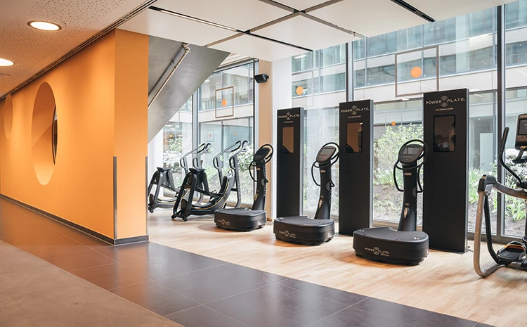 Power Plate Stationen mit Blick in den Innenhof im Fitness Center Theresienhöhe.