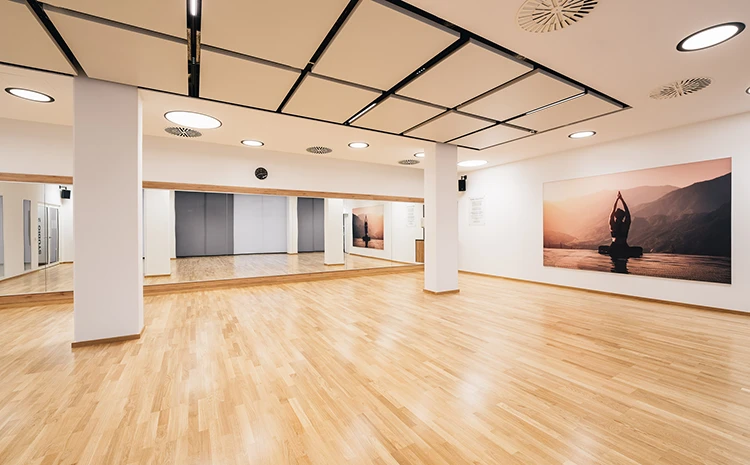 Studio für Kursangebote im Fitness Center Theresienhöhe, mit Parkettfußboden und Spiegelwand.