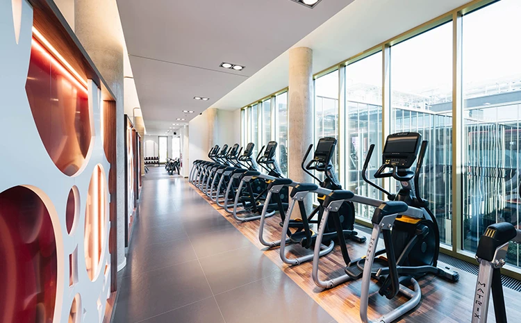 Cardiogeräte mit Blick in den Innenhof im Fitness Center Sendling.
