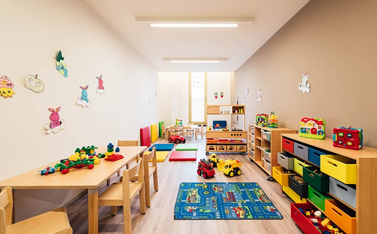 Raum für die Kinderbetreuung mit vielen Spielsachen im Fitness Center Sendling.