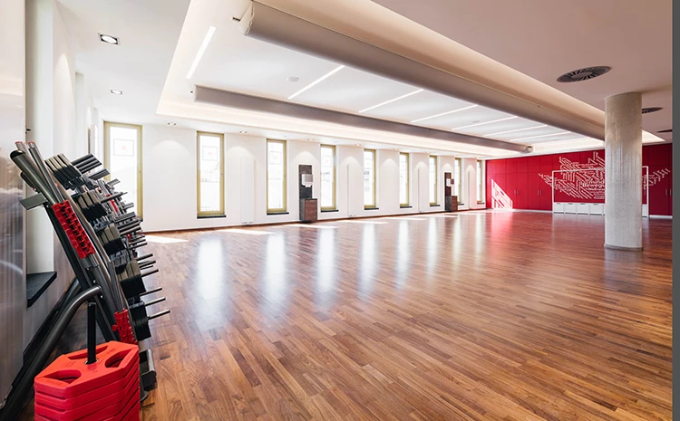 Großes Studio mit Parkettfussboden und Tageslicht im Fitness Center Sendling.