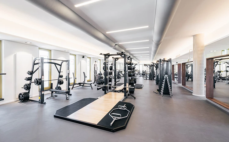 Trainingsbereich im ersten Obergeschoss des Fitness Centers Sendling.
