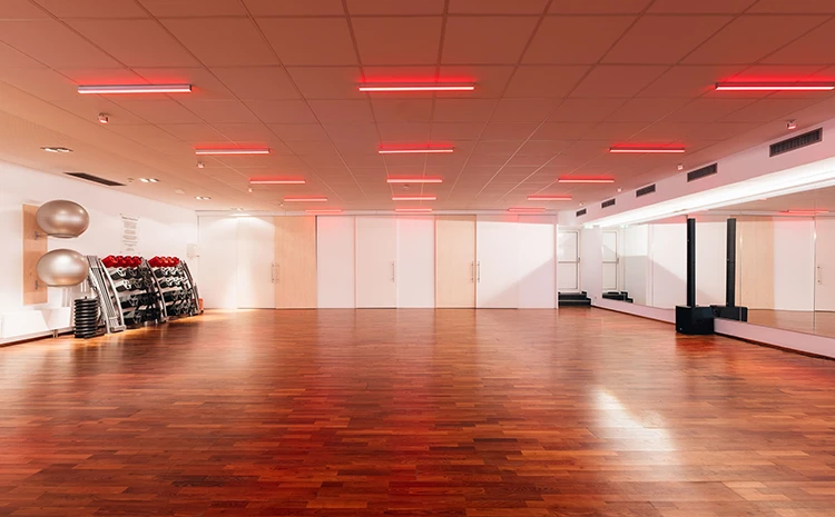 Studio 1 mit Parkettfussboden und Spiegelwand im Fitness Center Trudering.