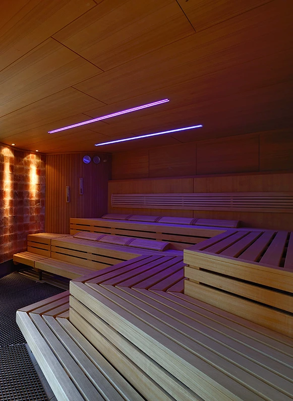 Ein Blick in die farbig beleuchtete Salzsteinsauna im Fitness Center München Nord.