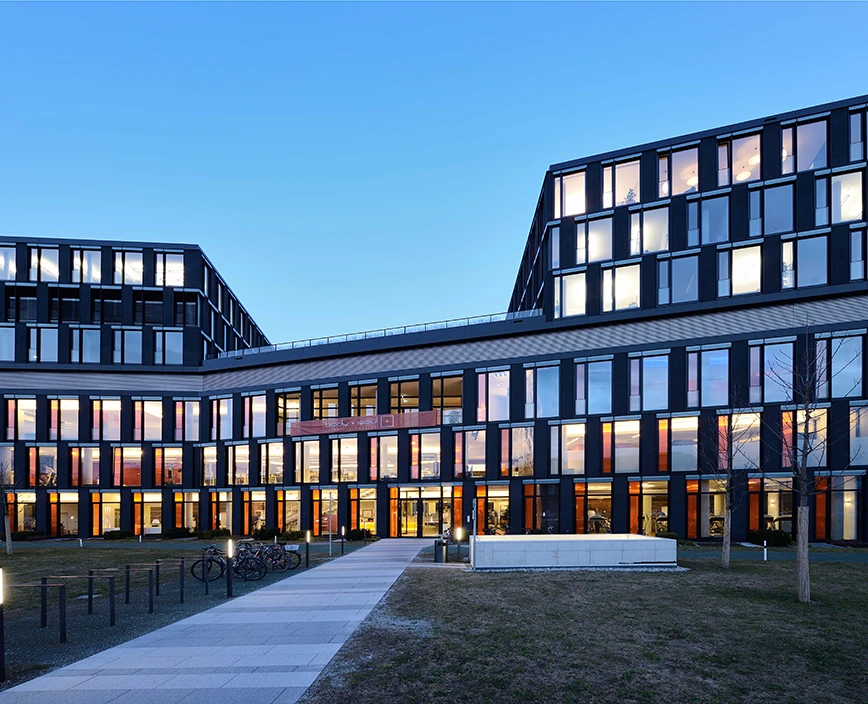 Die Außenfassade des Fitness Centers München Nord in der Riesstraße.