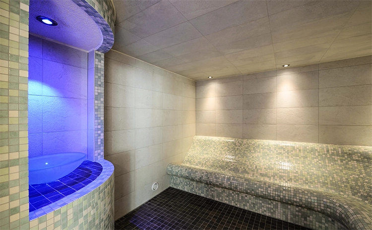 Für einen gemütlichen Kaffee und gute Gespräche steht Dir jederzeit unsere Lounge zur Verfügung. Aktivere Regeneration bietet Dir unser Wellnessbereich mit einem lichtdurchfluteten 25 m Sportpool, verschiedenen Themensaunen, Ruheraum und eine besonders schöne Außenterrasse mit Blick ins Grüne.