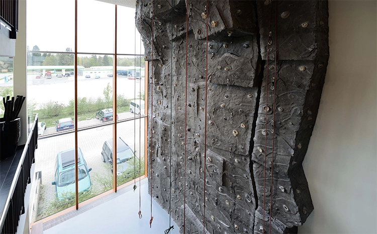 13 m hohe Kletterwand (Kletter-Kursangebot entgeltlich)
