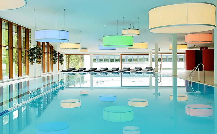 Für einen gemütlichen Kaffee und gute Gespräche steht Dir jederzeit unsere Lounge zur Verfügung. Aktivere Regeneration bietet Dir unser Wellnessbereich mit einem lichtdurchfluteten 25 m Sportpool, verschiedenen Themensaunen, Ruheraum und eine besonders schöne Außenterrasse mit Blick ins Grüne.