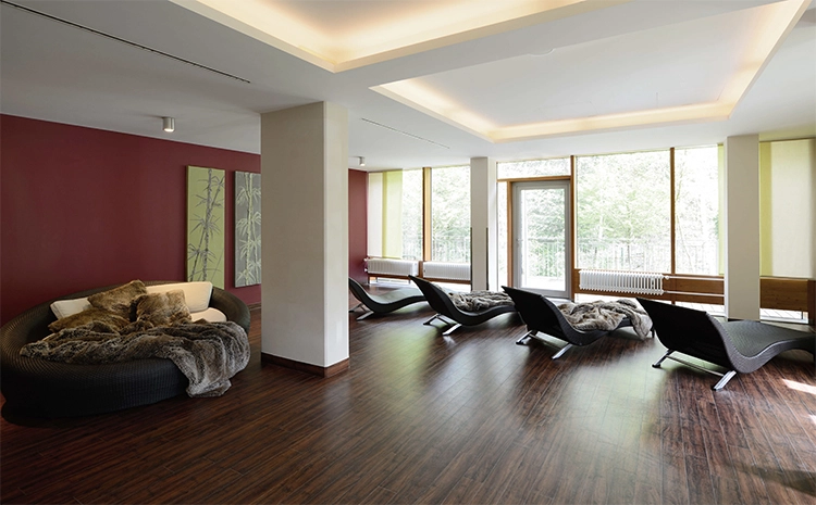 Für einen gemütlichen Kaffee und gute Gespräche steht Dir jederzeit unsere Lounge zur Verfügung. Aktivere Regeneration bietet Dir unser Wellnessbereich mit einem lichtdurchfluteten 25 m Sportpool, verschiedenen Themensaunen, Ruheraum und eine besonders schöne Außenterrasse mit Blick ins Grüne.