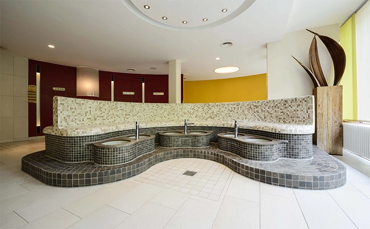 Für einen gemütlichen Kaffee und gute Gespräche steht Dir jederzeit unsere Lounge zur Verfügung. Aktivere Regeneration bietet Dir unser Wellnessbereich mit einem lichtdurchfluteten 25 m Sportpool, verschiedenen Themensaunen, Ruheraum und eine besonders schöne Außenterrasse mit Blick ins Grüne.