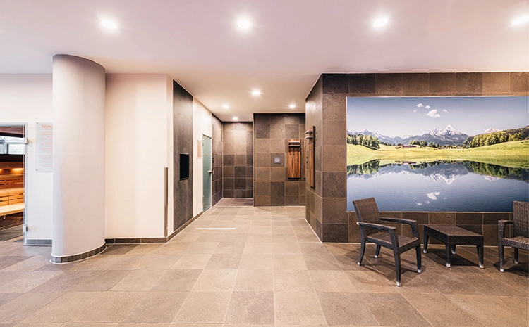 In unserem Center Englischer Garten findest du eine stylische Wellnesslandschaft mit Außensauna, Finnischer Sauna, Biosauna, Dampfbad, Erlebnisgang und -duschen, Fußbecken sowie entspannendem Ruheraum und Terrasse.