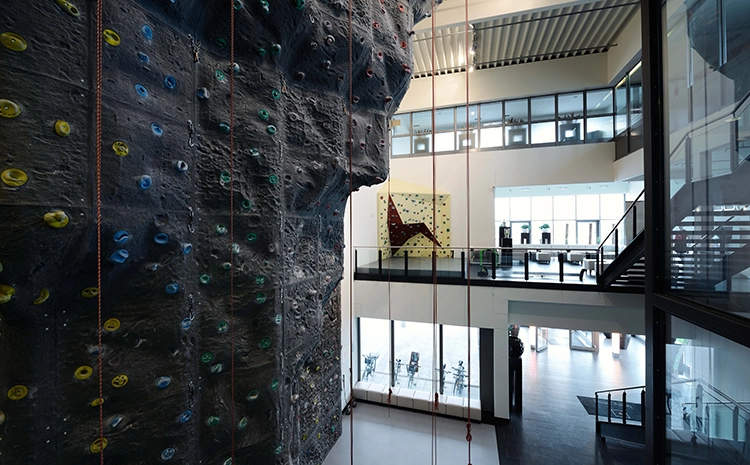 in einmaliges Klettererlebnis ist an der Erdinger Kletterwand, die mit 14m die höchste von allen 5 body + soul Kletterwänden ist, garantiert.