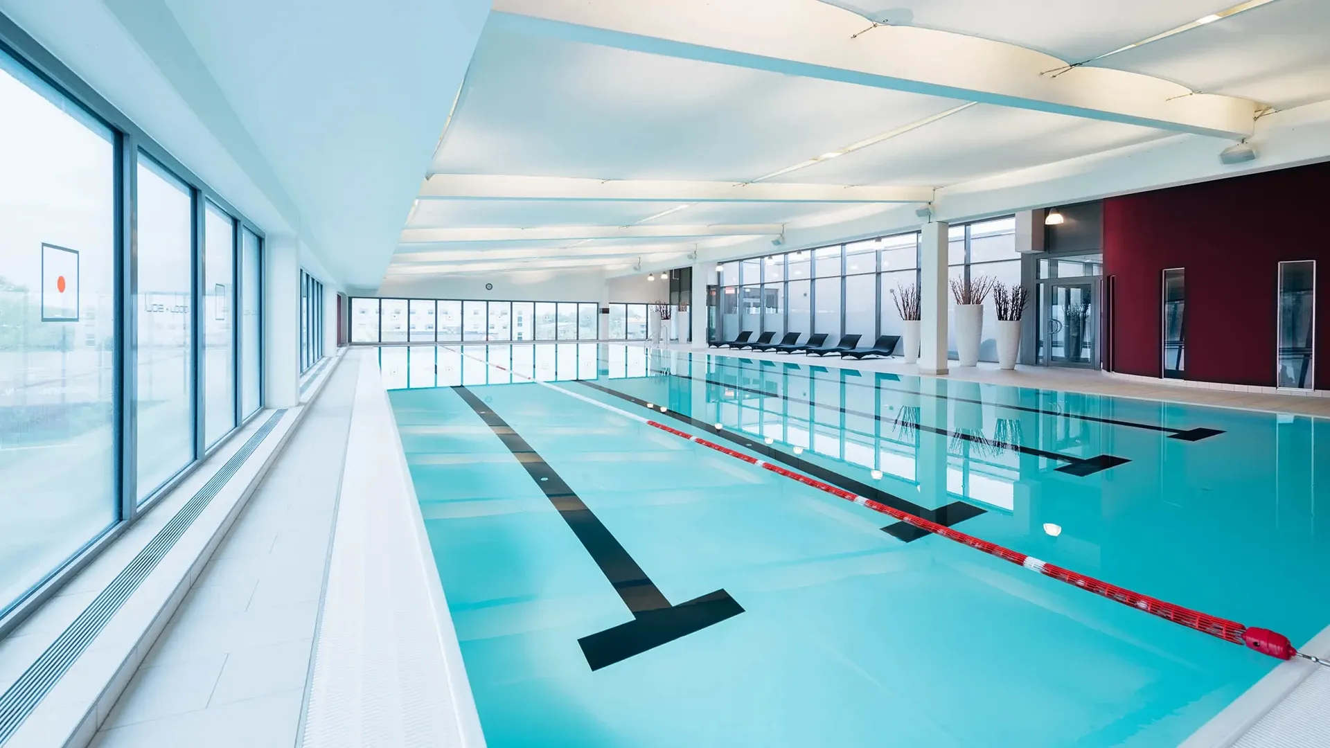 Modernes Fitnessstudio in Erding mit großzügigem Trainings- und Wellnessbereich für effektives Kraft- und Ausdauertraining sowie professioneller Fitnessbetreuung.