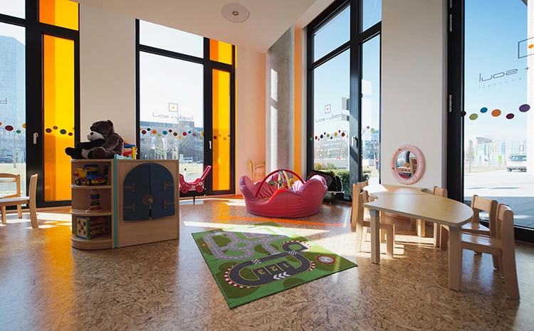 Center Muenchen Nord Kinderbetreuung Spielzeuge Tische Stühle Raum für Kinder