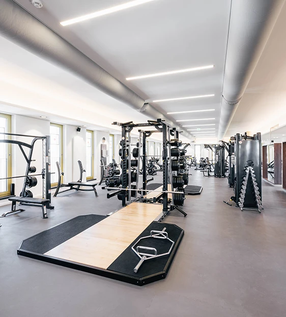 Zahlreiche Trainingsmöglichkeiten auf der Fläche im Fitnesscenter.