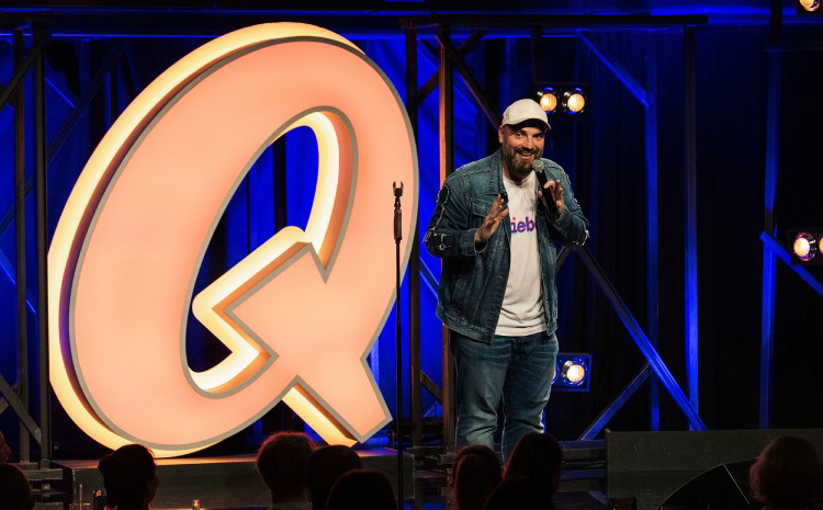 Stand-Up Comedian bei seinem Auftritt in der Live Show des Quatsch Comedy Clubs in München im WERK7theater.