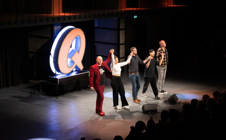 Die Stand-Up Comedians bedanken sich am Ende der Show beim Publikum.