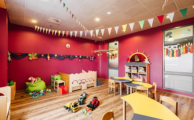Kids Club ohne Menschen im Center Erding. Stühle, Tische, Spielzeuge.