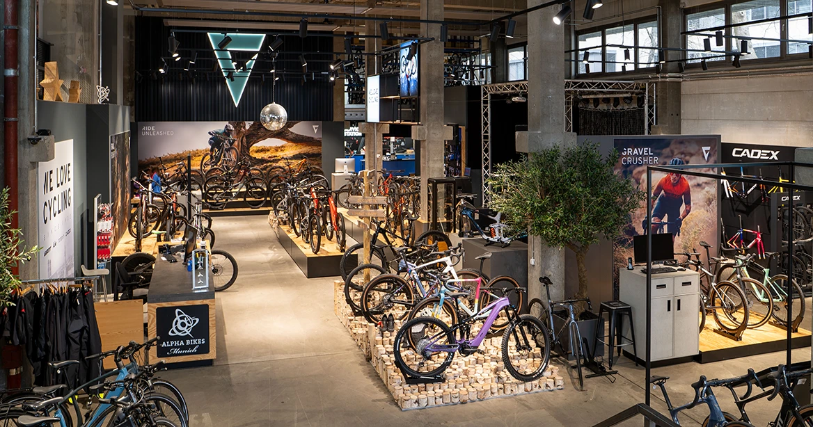 Blick in einen Bike Store mit einer großen Auswahl an Fahrrädern.