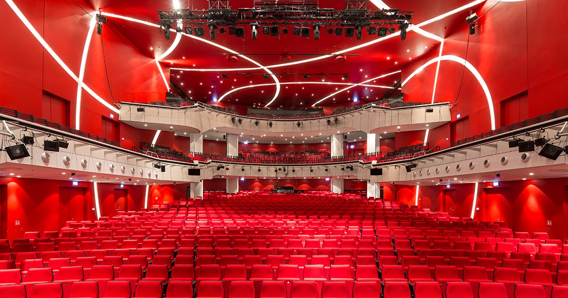 Theatersaal des Deutschen Theaters München, mit roten Sitzen und roten Wänden