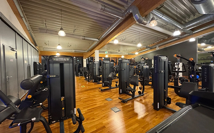 MATRIX Kraft- und Ausdauergeräte im einem leeren Fitnessstudio.