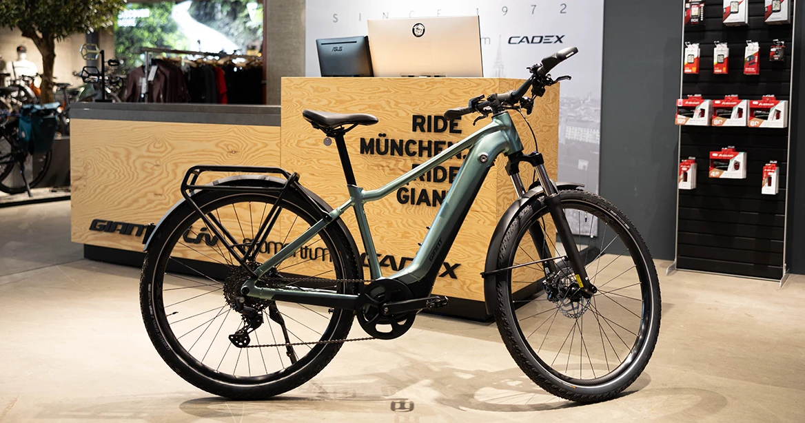 E-Bike steht im Store von Alpha Bikes.