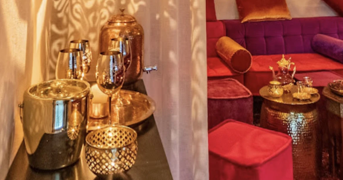 Links im zweigeteilten Bild stehen Teelichter, goldene Gläser, ein goldener Eiskübel und ein goldener Samowar. In der rechten Bildhälfte steht ein rotes Sofa, ein roter Hocker, davor ein Tablett-Tisch mit goldener Teekanne, Teelicht und 2 Teegläsern.