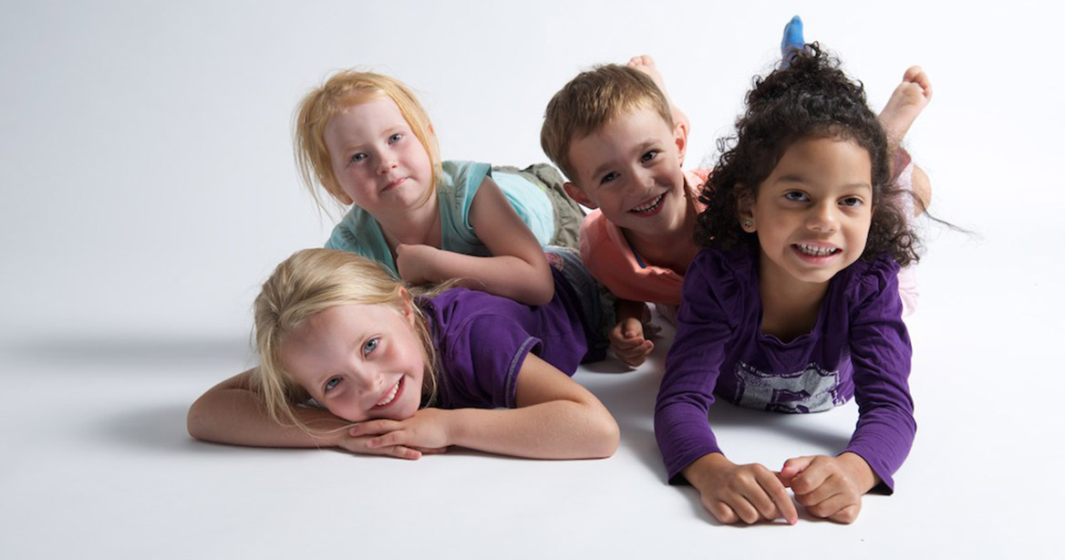 4 Kinder, Kids am Boden
