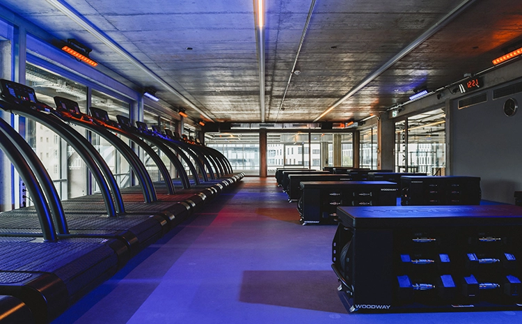 Beim Training in der BEATbox® kombinierst du Kraft- und Ausdauerübungen mit explosiver Geschwindigkeit. Die Ausstattung umfasst FITBENCHES + WOODWAY Laufbänder.