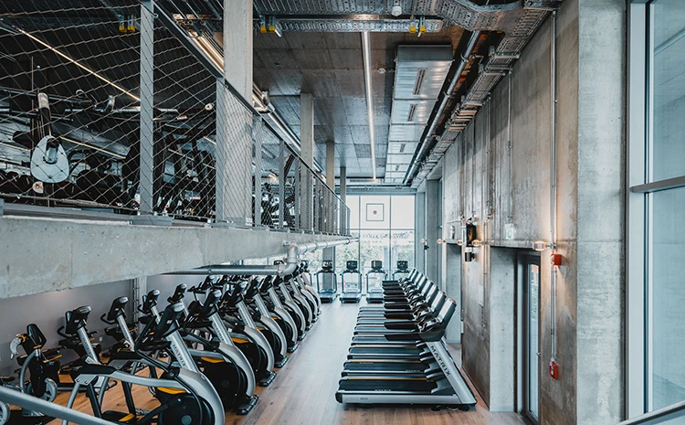 Dein Cardiotraining im Center WERK12 absolvierst du in luftiger Loftatmosphäre.