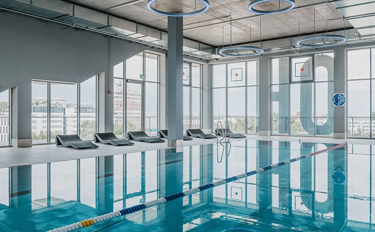 Sportpool mit Ausblick im Center WERK12.