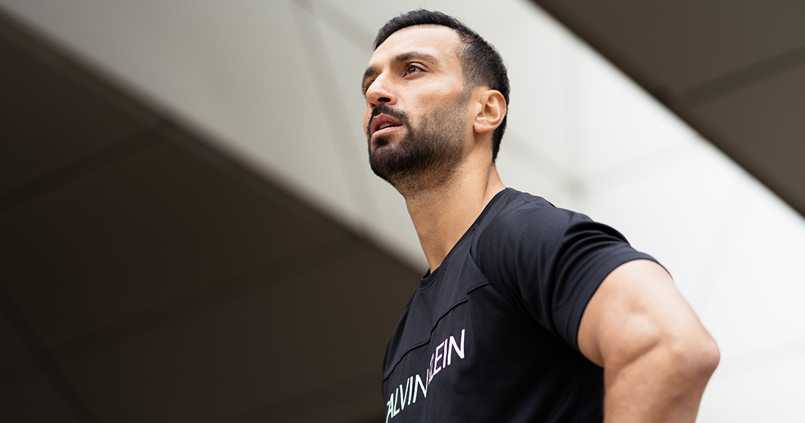 Personal Trainer Gökhan Erdogdu mit fokussiertem Blick