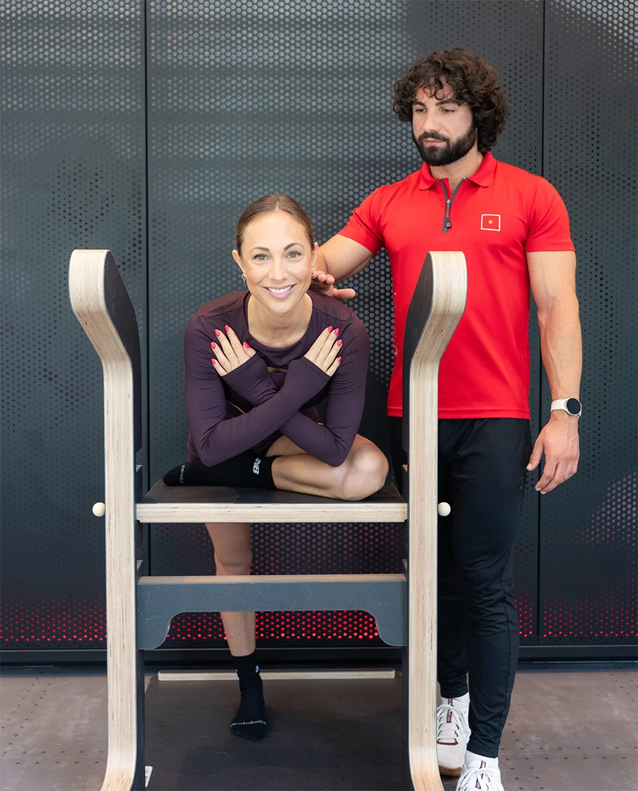 Trainer unterstützt eine Frau während des five Practice Trainings.