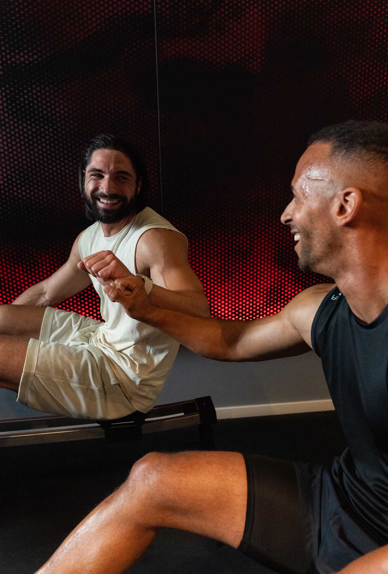 2 Männer beim Abklatschen auf dem Rower