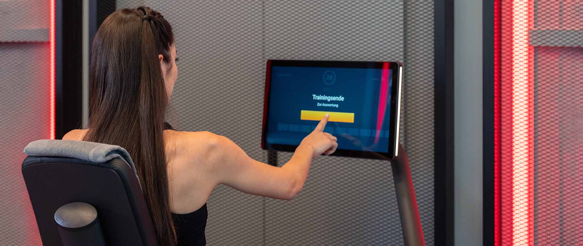 Frau am Egym Gerät