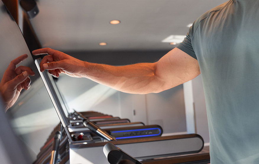 Hand auf Cardio Display