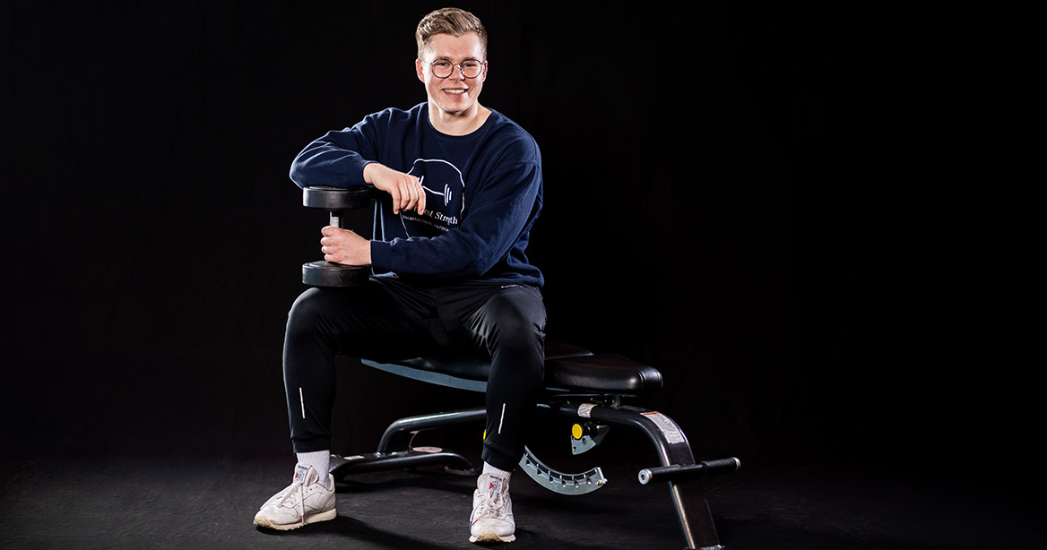 Personal Trainer Pascal Herzog in Pose mit Hantel auf Bench