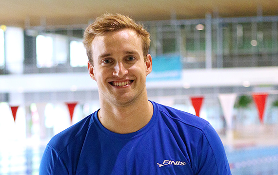 Portrait von Robin Backhaus im Schwimmbad