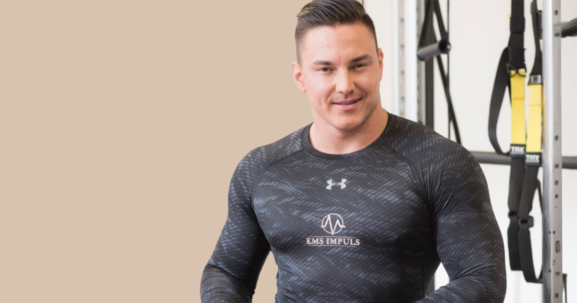 Portrait von Personal Trainer Thomas Träger vor TRX Slings