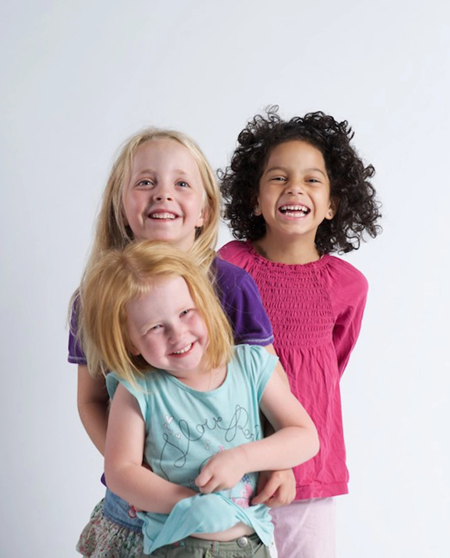 3 lachende Mädchen.
